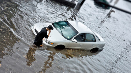 Ini 5 Tanda Mobil Bekas Pernah Terendam Banjir