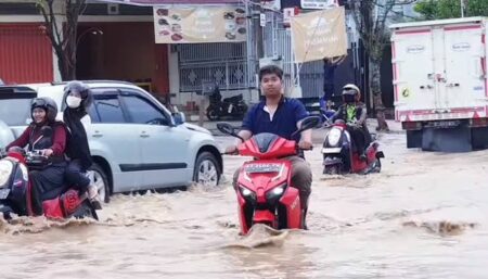 Tips Aman Mengendarai Motor Listrik