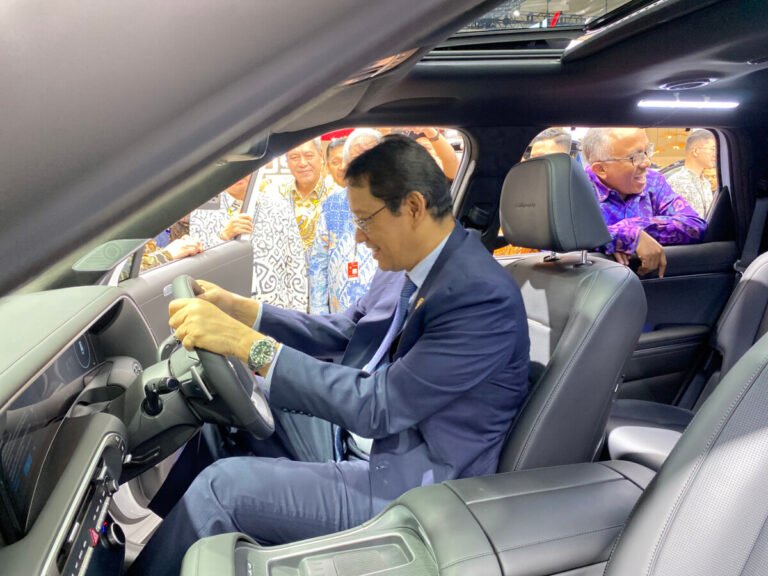 Sambangi Booth Hyundai GIIAS 2026, Menkeu Purbaya Cicipi Langsung Kenyamanan Kabin New PALISADE Hybrid Hyundai menkeu purbaya